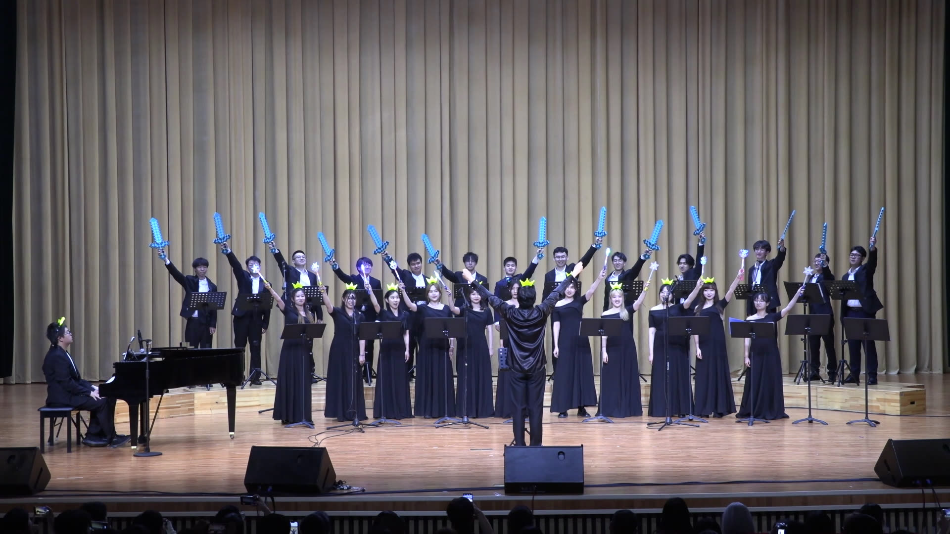 23年音乐会演出，hope戴上了小皇冠